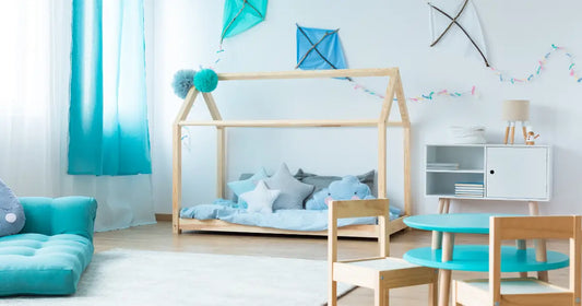 chambre petit garçon blanc et turquoise en bois clair style scandinave kidyhome