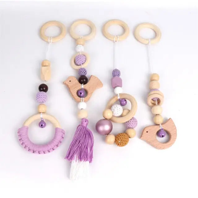 Set de 4 jouets oiseaux en perles de bois, grelot et pompons - kidyhome