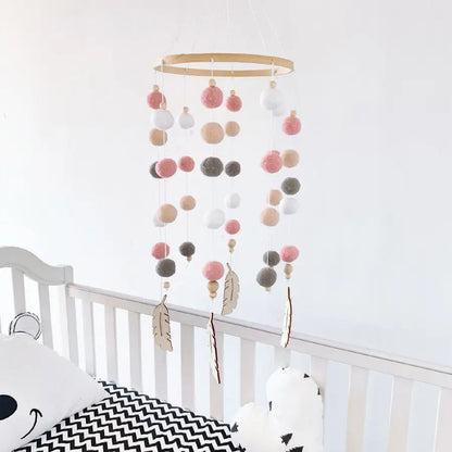 mobile d'eveil bébé pompons coloréset bois DIY - kidyhome