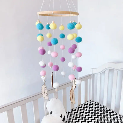 mobile d'eveil bébé pompons coloréset bois DIY - kidyhome